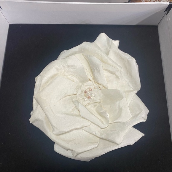 Kleinfeld Bird Cage veil with rhinestones and flower headpiece - Picture 2 of 6